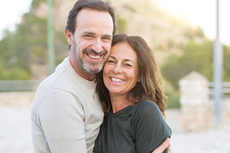 A couple smiling. Link to Life Stage Gift Planner Ages 45-65 Situations.